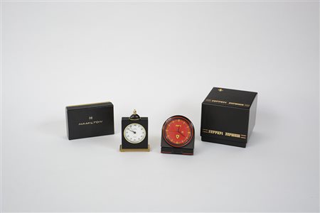 HAMILTON, FERRARI Lotto composto da due orologi da tavolo, di misure e...