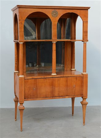 Mobile di struttura architettonica in ciliegio a due ripiani con montanti...