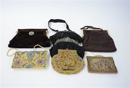 Lotto composto da sette borsette da donna di forma e foggie diverse (difetti)
