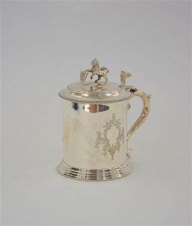 Boccale con coperchio in sheffield decorato con cartigli, pesa a forma di...