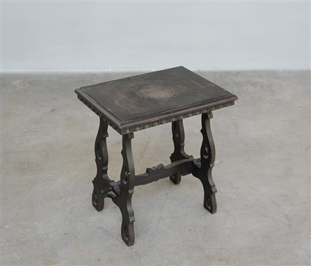 Tavolino in legno ebanizzato con montanti sagomati, inizio sec XX(cm...