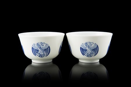 Coppia di coppette in porcellana bianca e blu con decorazione di fenici, con...
