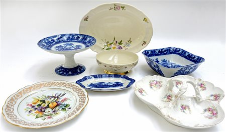 Lotto composto da parti di servizi per la tavola in porcellana e ceramica di...