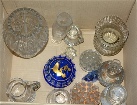 Cartone contenente numerosi oggetti in vetro (difetti)