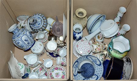 Lotto di due cartoni contenenti parti di servizi e oggetti per la tavola in...