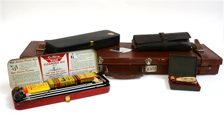 Lotto composto da una valigia porta fucili in cuoio e quattro set per pulizia...