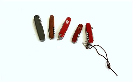 Lotto composto da cinque coltellini multiuso di cui due della Victorinox