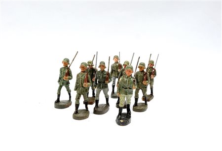 Gruppo di nove soldatini marcati Elastolin, esercito tedesco in marcia....