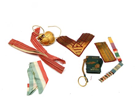 Lotto di bottoni, gradi da ufficiali superiori e decalogo del legionario...