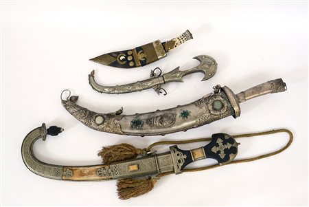 Lotto composto da quattro pugnali: - Pugnale Kukri in fodero originale ed...
