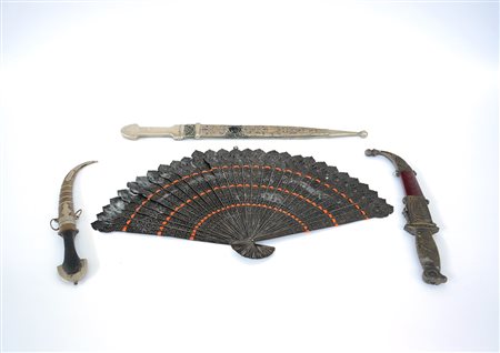 Lotto composto da tre pugnali: un kindjal caucasico con impugnatura e fodero...