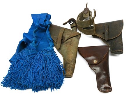 Lotto composto da tre fondine in cuoio per pistola del Regio Esercito unite...