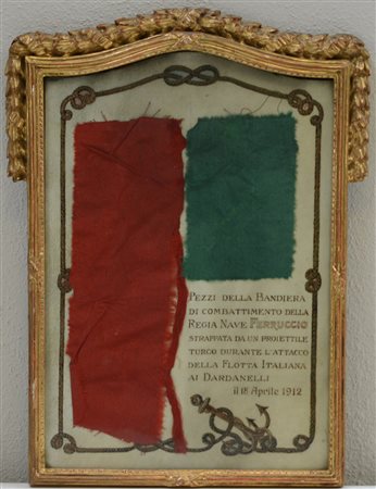 Raro cimelio contenente pezzi di bandiera italiana proveniente dalla guerra...