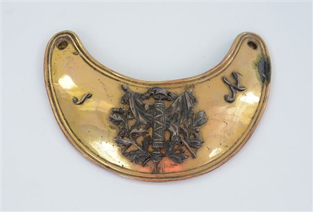 Gorgiera da ufficiale delle campagne napoleoniche in metallo dorato con fregi...