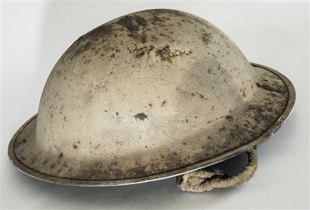 Elmetto MK II di fanteria della campagna d'Africa con fori per paranuca. Gran...