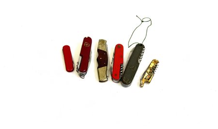 Lotto di sei coltellini multiuso di cui uno della Victorinox