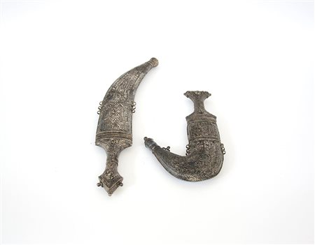 Due pugnali di manifattura araba, di cui uno Janbiya yemenita, con manici e...