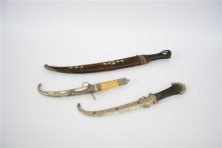 Lotto composto da tre pugnali, tra cui un kindjal turco con manico a fodero...
