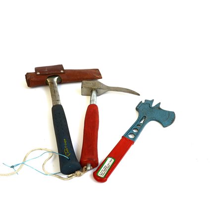 Lotto composto da due martelli da ghiaccio e un attrezzo multiplo