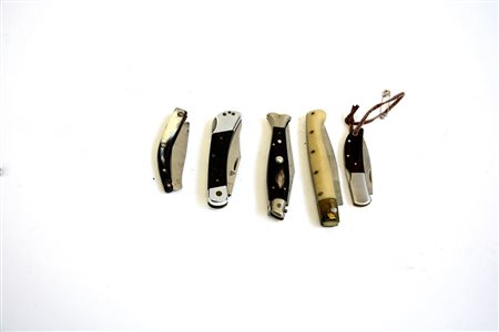 Lotto di cinque coltelli pieghevoli