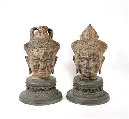 Coppia di teste di divinità, su basi in bronzo (difetti) Manifattura del...