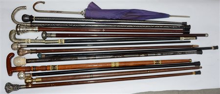 Collezione di tredici bastoni ed un ombrellino in legno, osso e metallo...