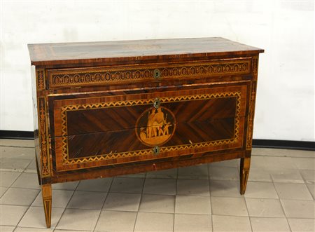 Comò lastronato in noce e legni vari con fronte a due cassetti e mezzo...