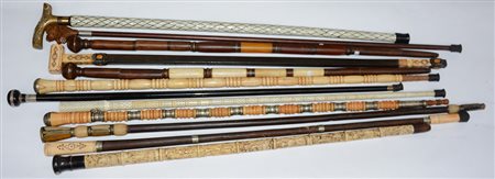 Gruppo di dodici bastoni in legno osso, madreperla e metallo (difetti)