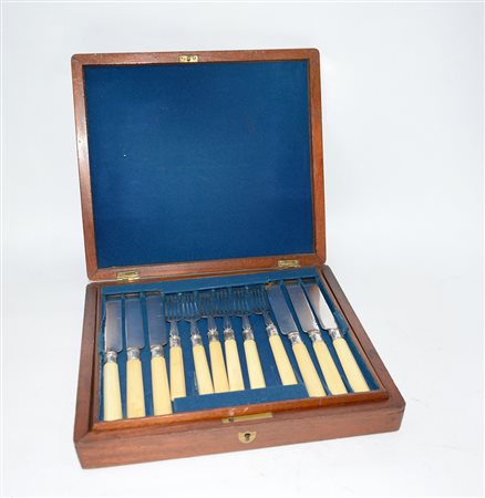 Servizio di posate in metallo argentato e avorio composto da dodici forchette...