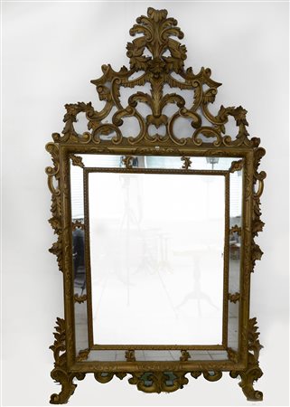 Specchiera in legno intagliato e dorato a motivi vegetali e volute (cm...