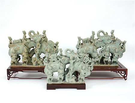 Manifattura orientale. Lotto di tre sculture raffiguranti elefanti in...