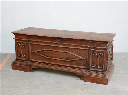 Antica cassapanca in noce con fronte e fianchi riquadrati e decorati a motivi...