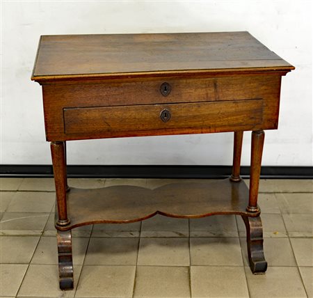 Tavolo da lavoro con cassetto sottopiano. Montanti torniti riuniti da...