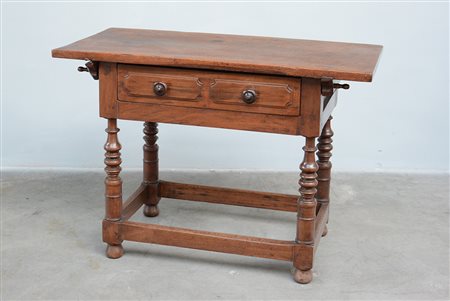 Antico tavolino rettangolare in noce ad un cassetto sottopiano, gambe tornite...