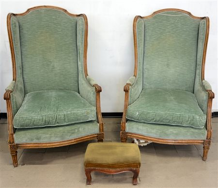 Coppia di bergère rivestite in velluto verde, piedi scalanalati (difetti)