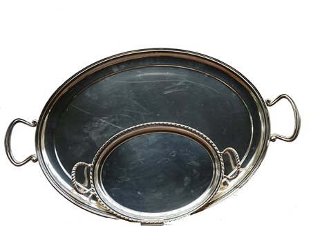 Lotto composto da due vassoi a due manici di forma ovale in metallo (cm...