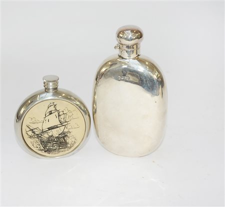 Lotto composto da due fiaschette, una in argento Londra, 1907 e l'altra in...