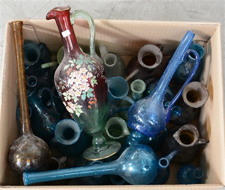 Collezione di numerose bottigliette a collo lungo, versatoi e ampolle in...