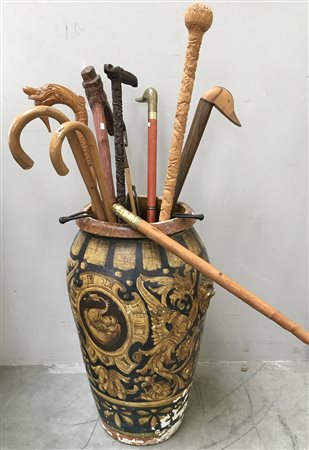 Vaso in ceramica con decorazione ad animali fantastici con all'interno dieci...