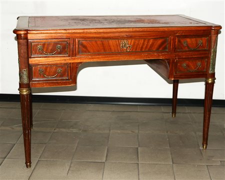 Scrivania a cinque cassetti con gambe scanalate decorate agli attacchi da...