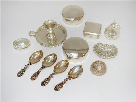 Lotto di oggetti vari in argento contenuti in un sacchetto (gr 470 ca.)