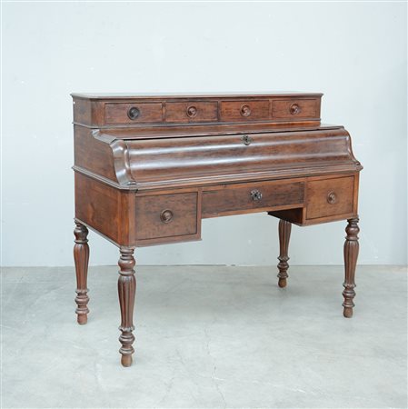 Scrittoio con alzata in mogano, parte superiore con tre cassettini in linea,...