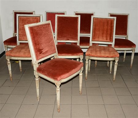 Gruppo di otto sedie in legno laccato, gambe scanalate, rivestite in velluto...