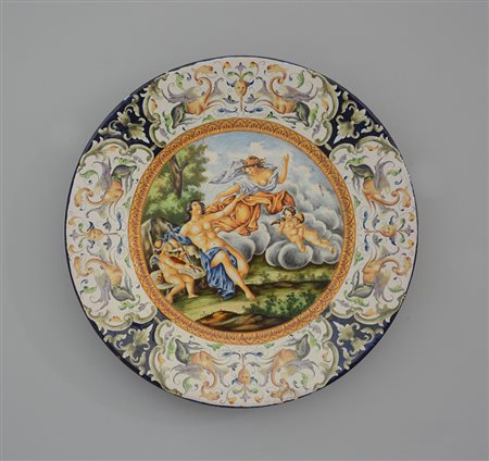 Manifattura del centro italia. Piatto in ceramica decorato con figura...
