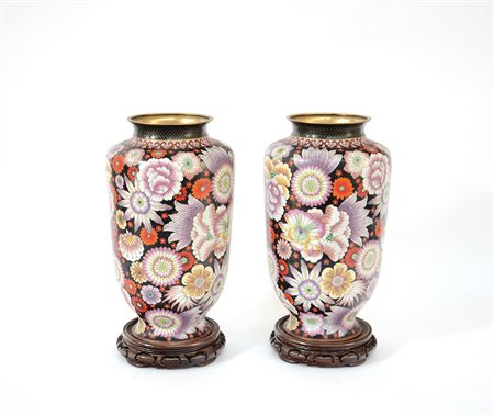 Coppia di vasi in metallo cloisonné decorato a fiori, con basi in legno...