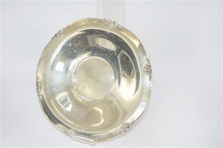 Piatto in argento di forma circolare sagomata. Italia, sec. XX (d. cm 26) (gr...
