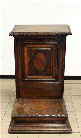 Antico inginocchiatoio con fronte, fianchi e coperchio intarsiati a motivi...