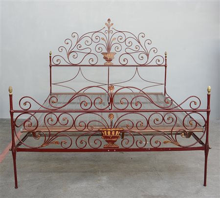 Letto matrimoniale in ferro battuto smaltato bordeaux con decoro a foglie e...