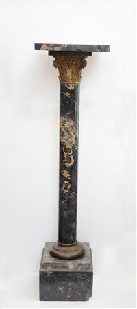 Colonna portabusti in marmo con basamento e piano quadrato (h cm 120)(difetti)