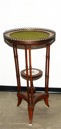 Gueridon tripode con piano superiore decorato a ringhierina, sottopiano...